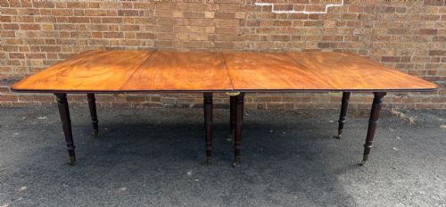 EARLY C19TH REGENCY PERIOD MAHOGANY DINING TABLE OF HIGHLY VERSATILE AND RESTRAINED DESIGN
