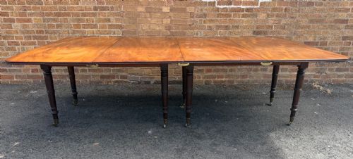 EARLY C19TH REGENCY PERIOD MAHOGANY DINING TABLE OF HIGHLY VERSATILE AND RESTRAINED DESIGN - ADDITIONAL PHOTO 1