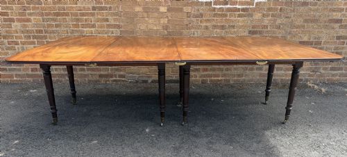 EARLY C19TH REGENCY PERIOD MAHOGANY DINING TABLE OF HIGHLY VERSATILE AND RESTRAINED DESIGN - ADDITIONAL PHOTO 2
