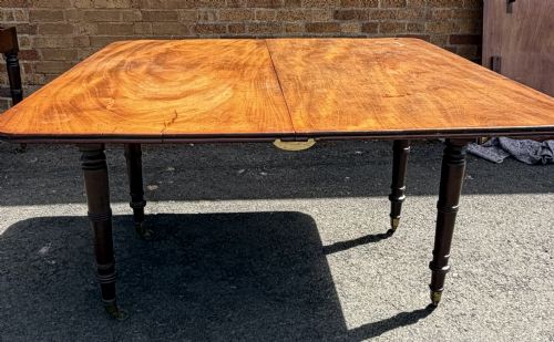 EARLY C19TH REGENCY PERIOD MAHOGANY DINING TABLE OF HIGHLY VERSATILE AND RESTRAINED DESIGN - ADDITIONAL PHOTO 6