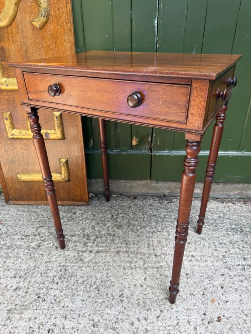 FINELYDRAWN ELEGANT EARLY C19TH LATE GEORGE III PERIOD RECTANGULAR MAHOGANY LAMP OR OCCASIONAL TABLE OF SCARCE DESIGN AND FREESTANDING FORM