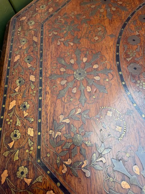 EXCEPTIONAL LATE C19TH INDIAN HOSHIARPUR BRASS AND COPPER INLAID TEAK OCTAGONAL TABLE ON A FOLDING CARVED AND PIERCED BASE - ADDITIONAL PHOTO 5