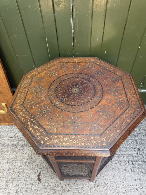 EXCEPTIONAL LATE C19TH INDIAN HOSHIARPUR BRASS AND COPPER INLAID TEAK OCTAGONAL TABLE ON A FOLDING CARVED AND PIERCED BASE - ADDITIONAL PHOTO 9