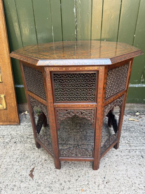 EXCEPTIONAL LATE C19TH INDIAN HOSHIARPUR BRASS AND COPPER INLAID TEAK OCTAGONAL TABLE ON A FOLDING CARVED AND PIERCED BASE - ADDITIONAL PHOTO 15