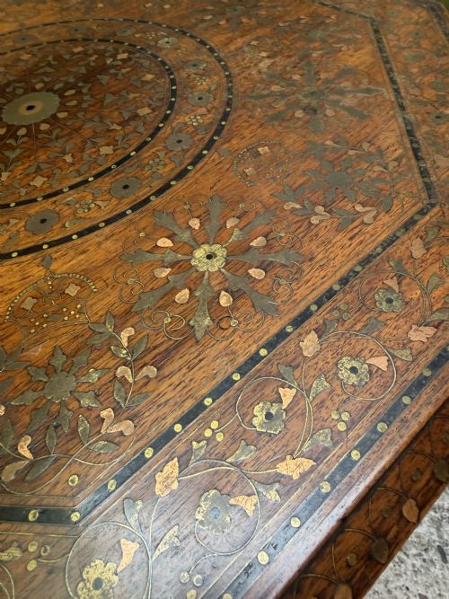 EXCEPTIONAL LATE C19TH INDIAN HOSHIARPUR BRASS AND COPPER INLAID TEAK OCTAGONAL TABLE ON A FOLDING CARVED AND PIERCED BASE - ADDITIONAL PHOTO 17