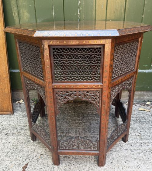 EXCEPTIONAL LATE C19TH INDIAN HOSHIARPUR BRASS AND COPPER INLAID TEAK OCTAGONAL TABLE ON A FOLDING CARVED AND PIERCED BASE - ADDITIONAL PHOTO 1