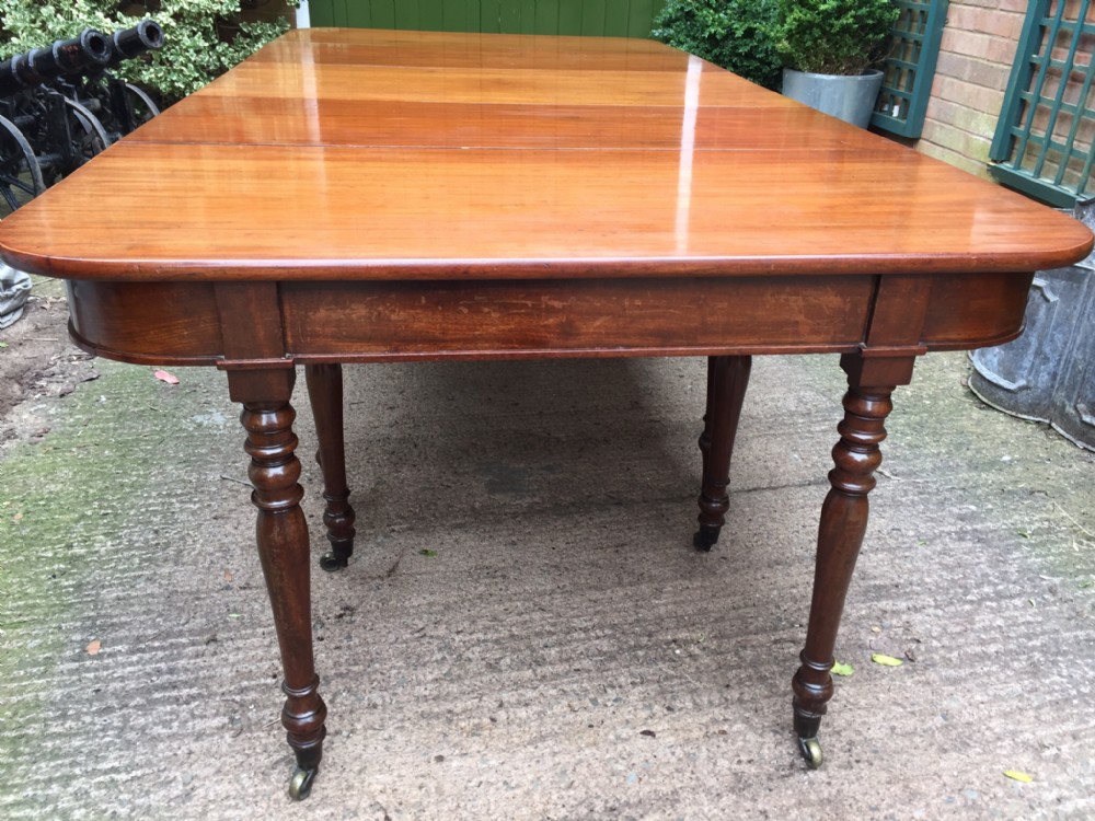 Early C19th Regency mahogany dining table in the manner of Gillows of Lancaster.