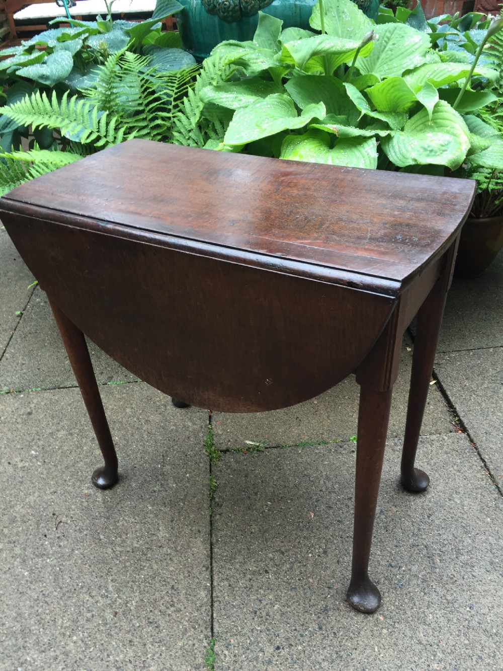 Early C18th George II period oak drop-leaf table of small proportions.
