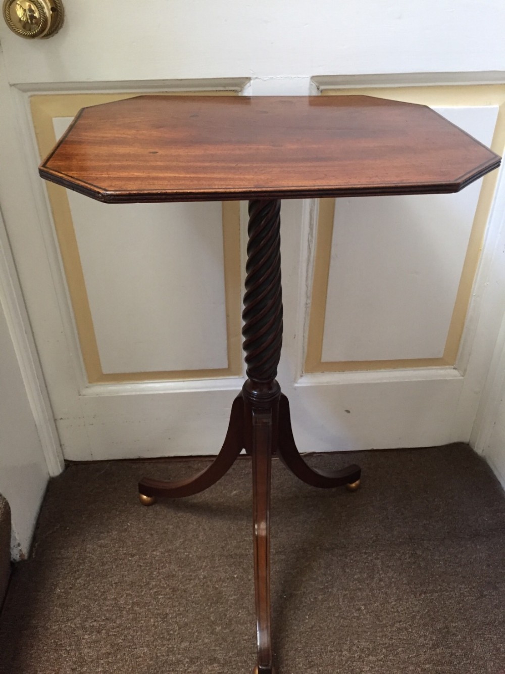 Early C19th Regency period mahogany octagonal topped wine-table .