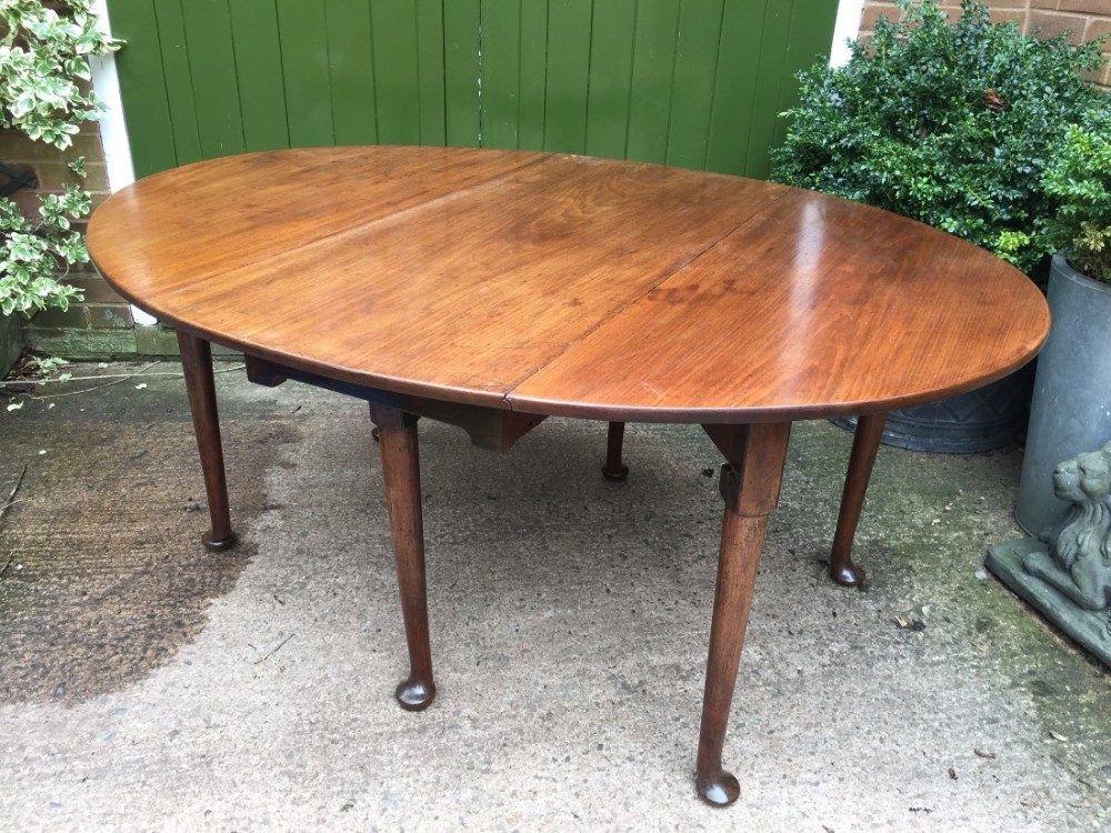 C18th George III period mahogany oval drop-leaf dining table .