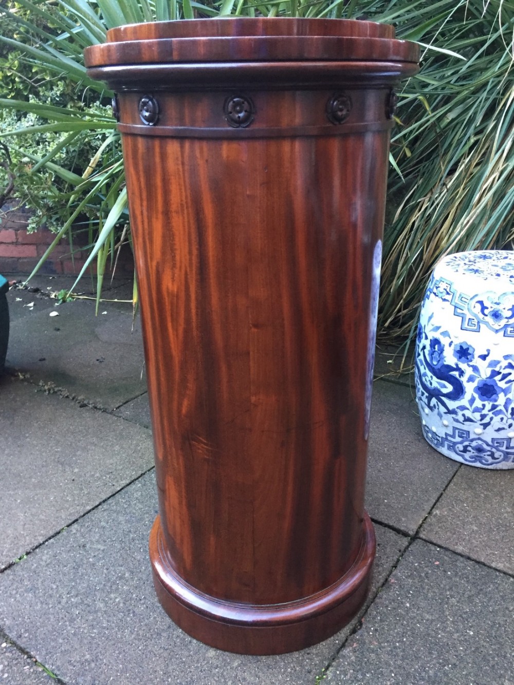 Early C19th George IV period mahogany sculpture display column .