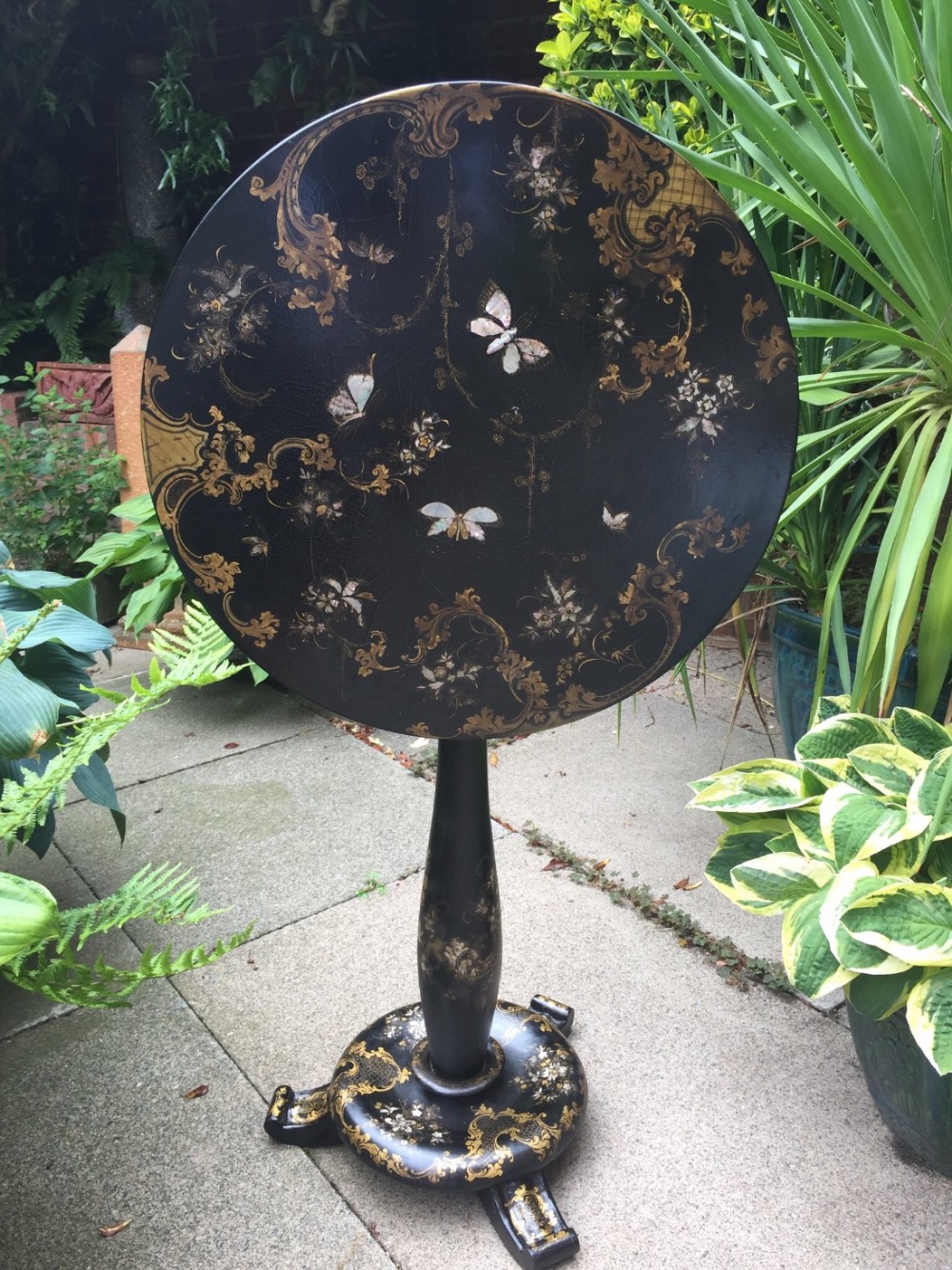 Mid C19th Victorian period papier-mache tip-top occasional table in the manner of Jennens & Bettridge.