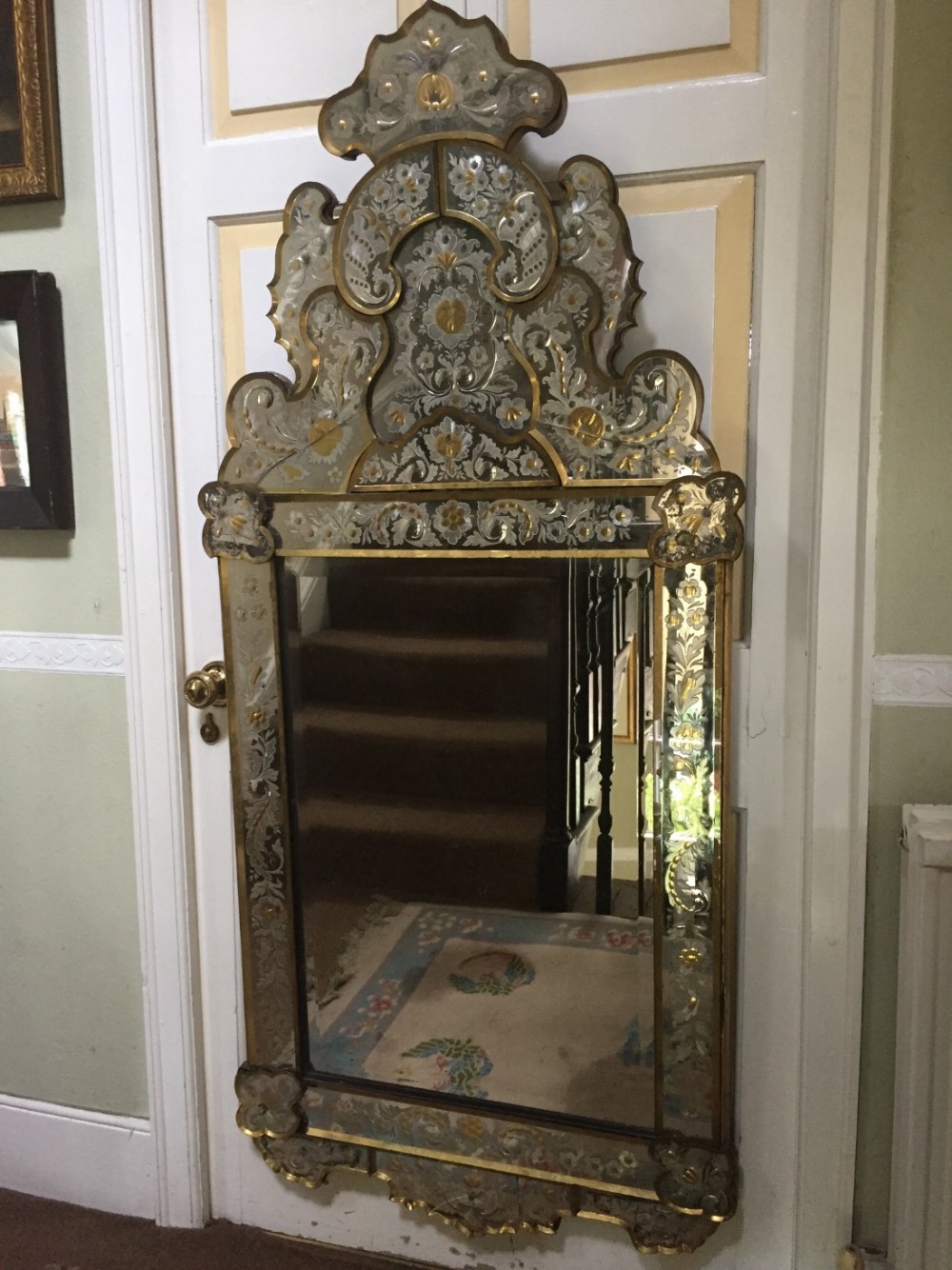 Fine and decorative late C19th Italian 'verre eglomise' Venetian mirror with detailed engraving and gilded highlights and edges.