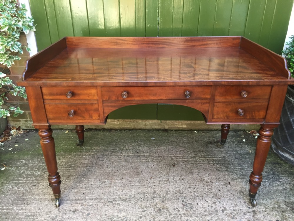C19th George IV period mahogany knee-hole dressing table or writing table in the manner of Gillows of Lancaster & London.