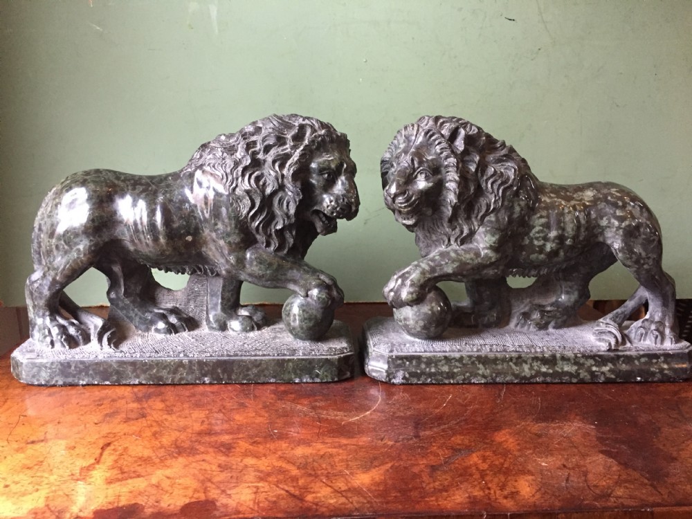Fine pair of C19th Italian carved serpentine marble 'Grand Tour' souvenir models of the 