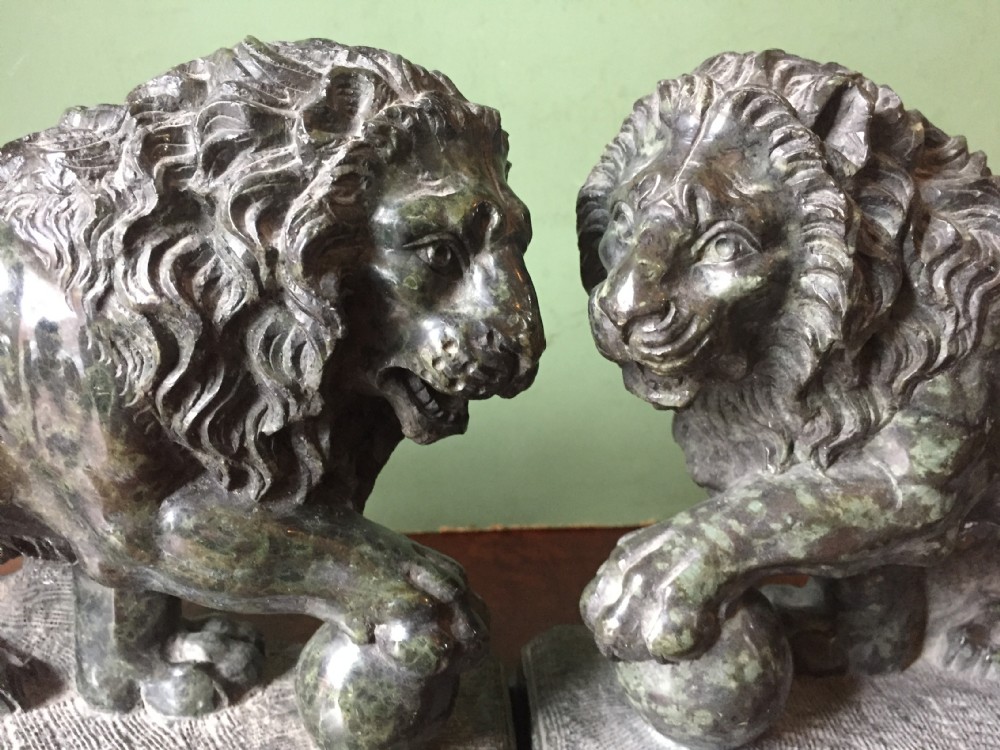 Fine pair of C19th Italian carved serpentine marble 'Grand Tour' souvenir models of the 