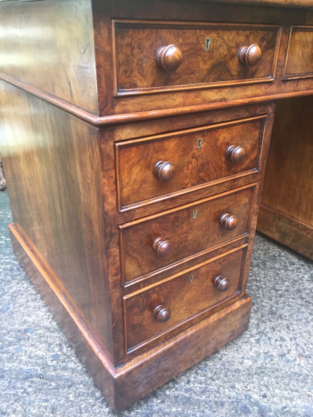 Exceptional quality mid-C19th Victorian burr-walnut pedestal desk of practical proportions. View XIV