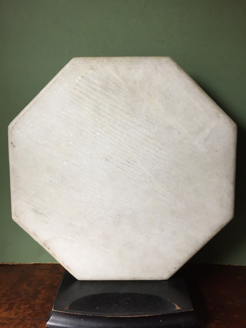 Finely painted early C20th Indian octagonal marble panel depicting Shah Jahan and Mumtaz Mahal , posed on a carpet before the Taj Mahal in Agra. View XX