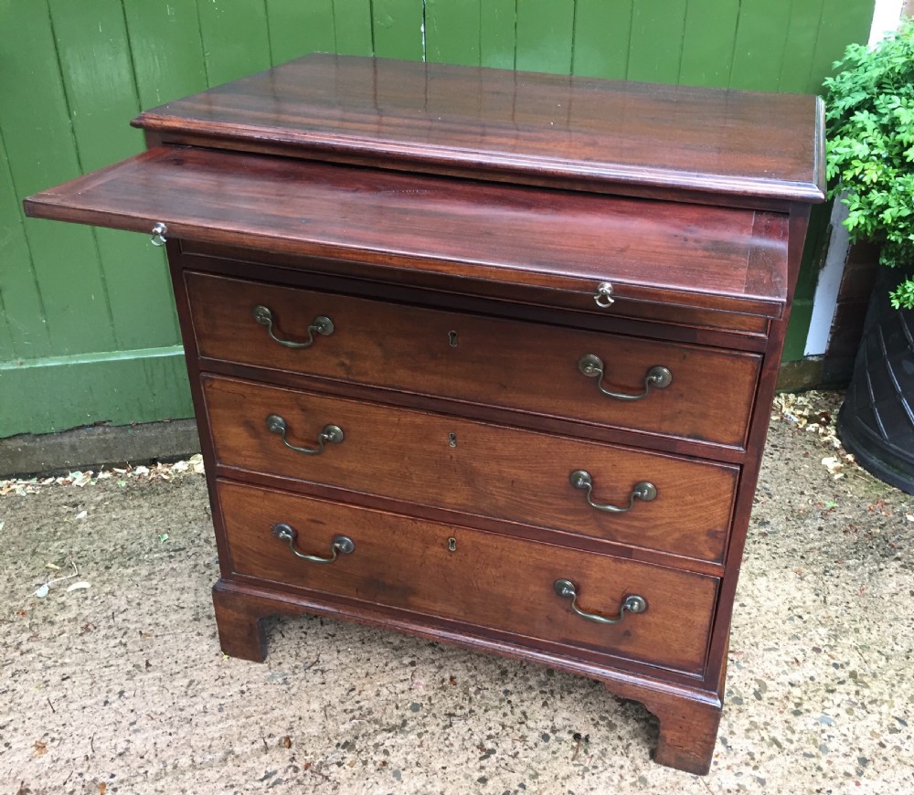 Late C18th George III period mahogany 'bachelor's' chest of drawers . View VI