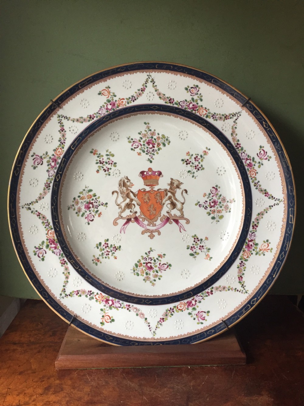 Large mid C19th Armorial porcelain dish by Samson of Paris in the C18th Chinese export style. View VI