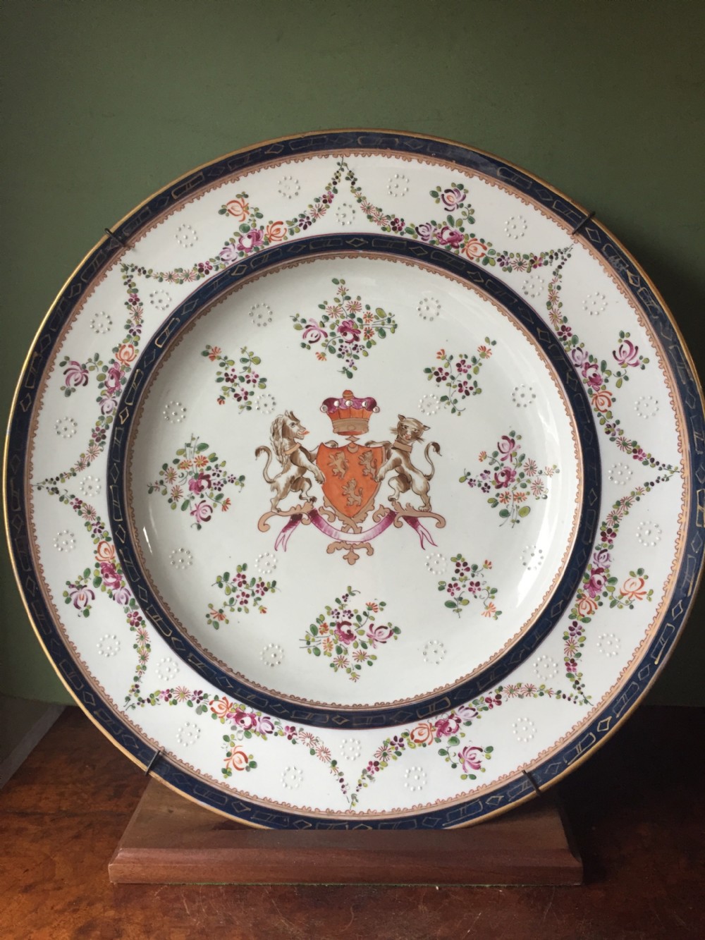 Large mid C19th Armorial porcelain dish by Samson of Paris in the C18th Chinese export style. View VII