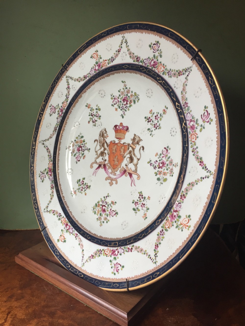 Large mid C19th Armorial porcelain dish by Samson of Paris in the C18th Chinese export style. View VIII