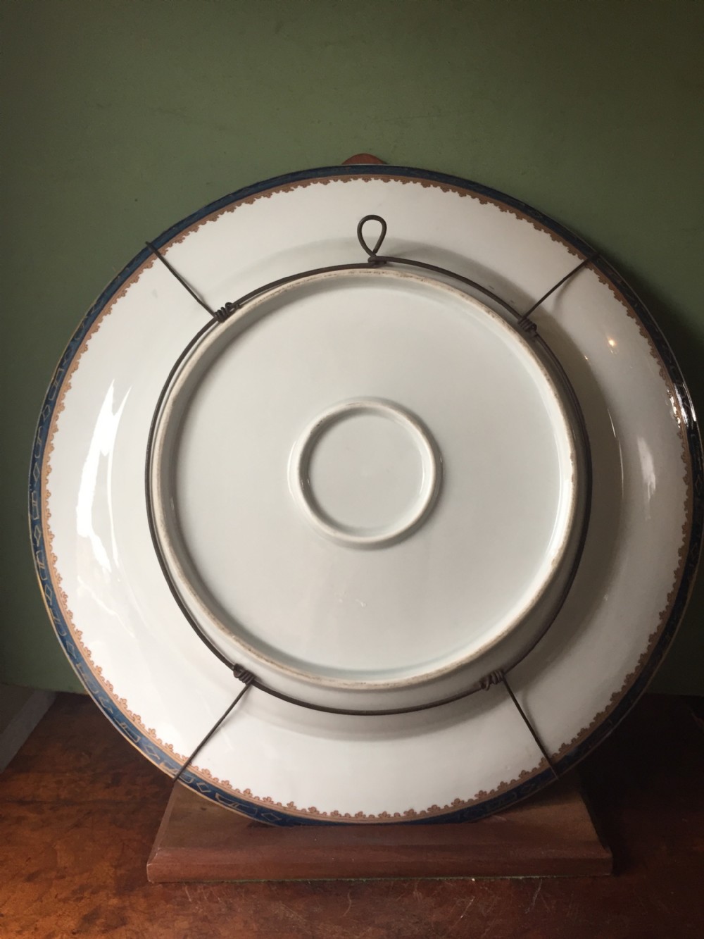 Large mid C19th Armorial porcelain dish by Samson of Paris in the C18th Chinese export style. View IX
