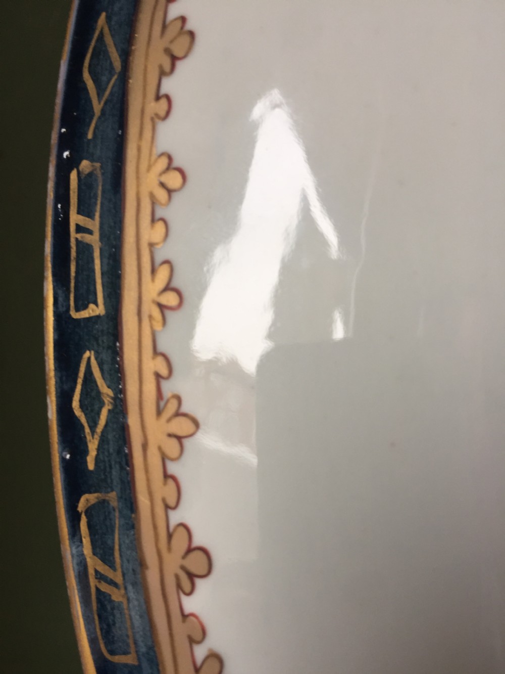 Large mid C19th Armorial porcelain dish by Samson of Paris in the C18th Chinese export style. View XI