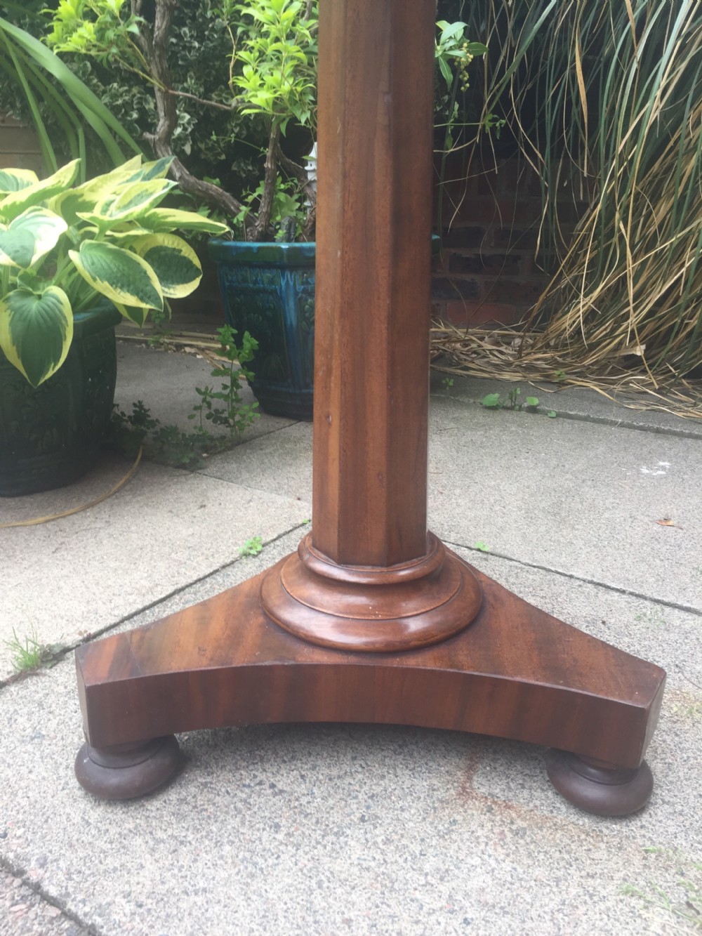 Decorative C19th William IV period mahogany occasional or lamp table with rare and unusual inset specimen marble 