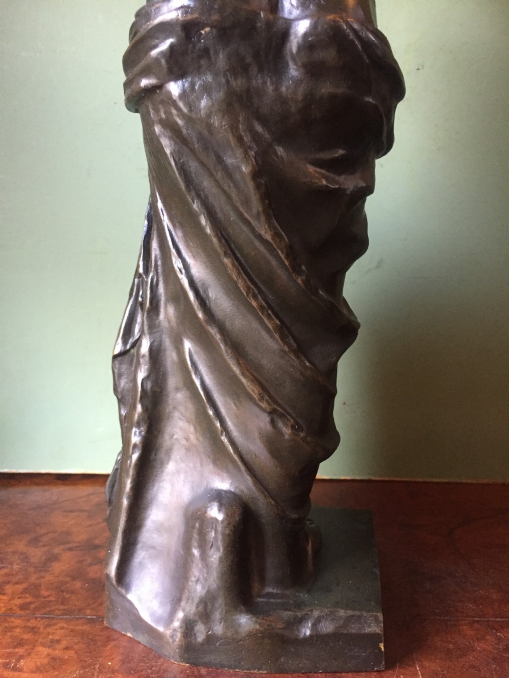 A late nineteenth-century dark bronze sculpture of the armless Venus de Milo standing on an integrated rectangular base. View XV