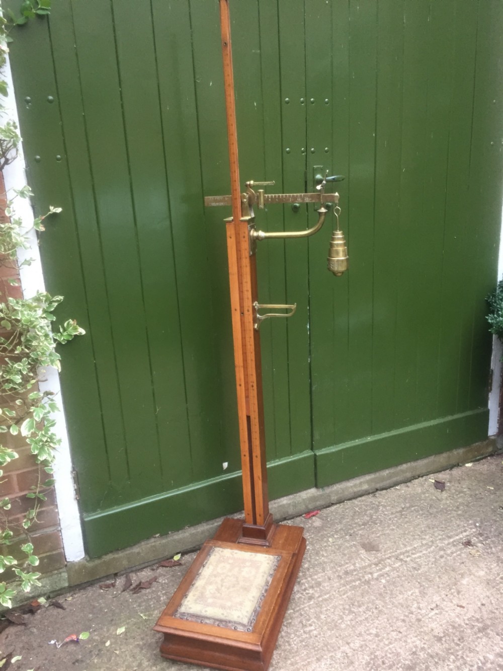A set of late Victorian or Edwardian oak and brass floor-standing scales by W. & T. Avery Ltd. , Birmingham. View III