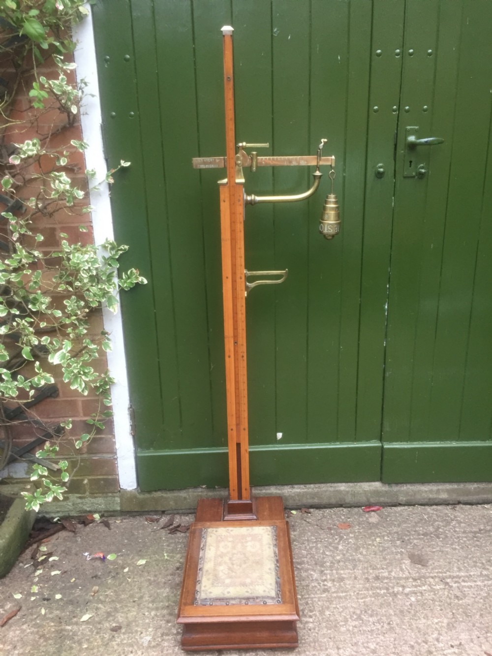 A set of late Victorian or Edwardian oak and brass floor-standing scales by W. & T. Avery Ltd. , Birmingham. View XIV