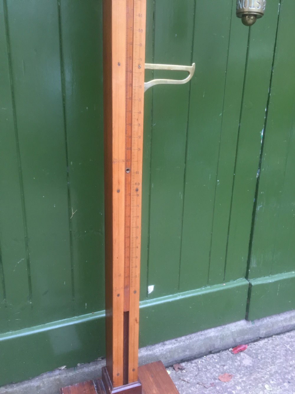 A set of late Victorian or Edwardian oak and brass floor-standing scales by W. & T. Avery Ltd. , Birmingham. View XVI