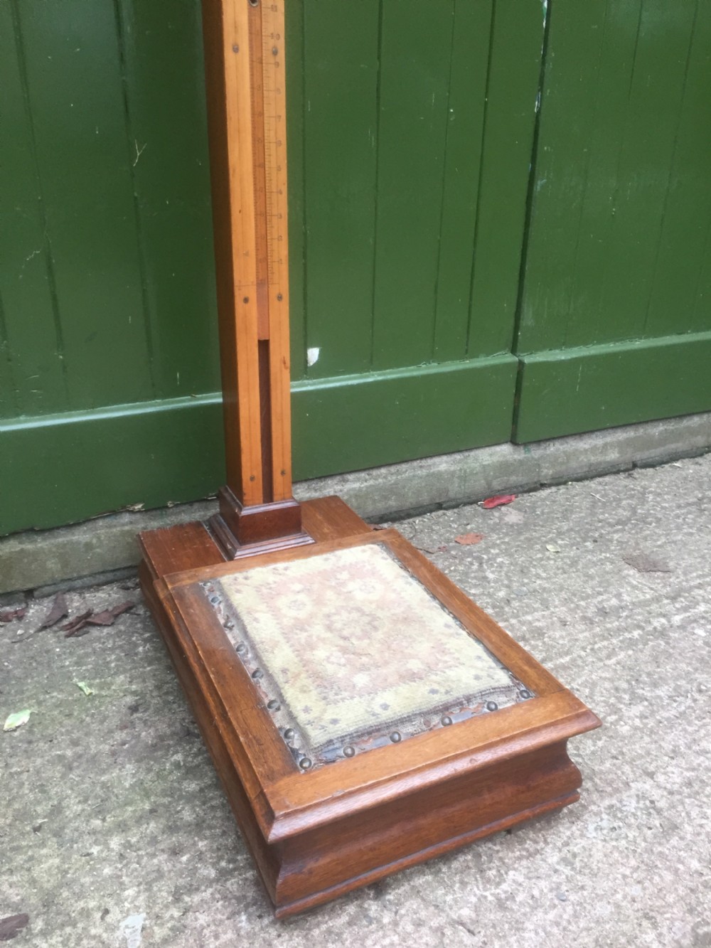A set of late Victorian or Edwardian oak and brass floor-standing scales by W. & T. Avery Ltd. , Birmingham. View XVII