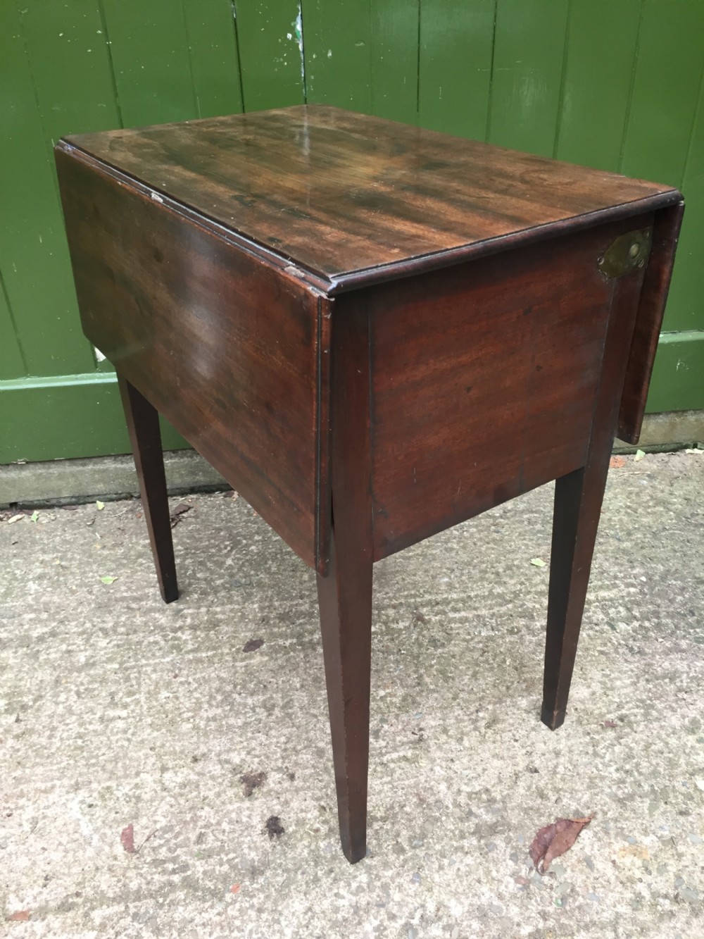 Late C18th George III period mahogany drop-leaf Pembroke 