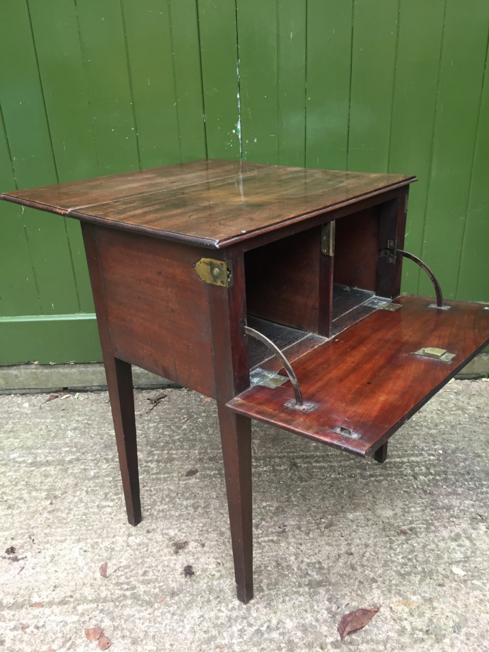 Late C18th George III period mahogany drop-leaf Pembroke 