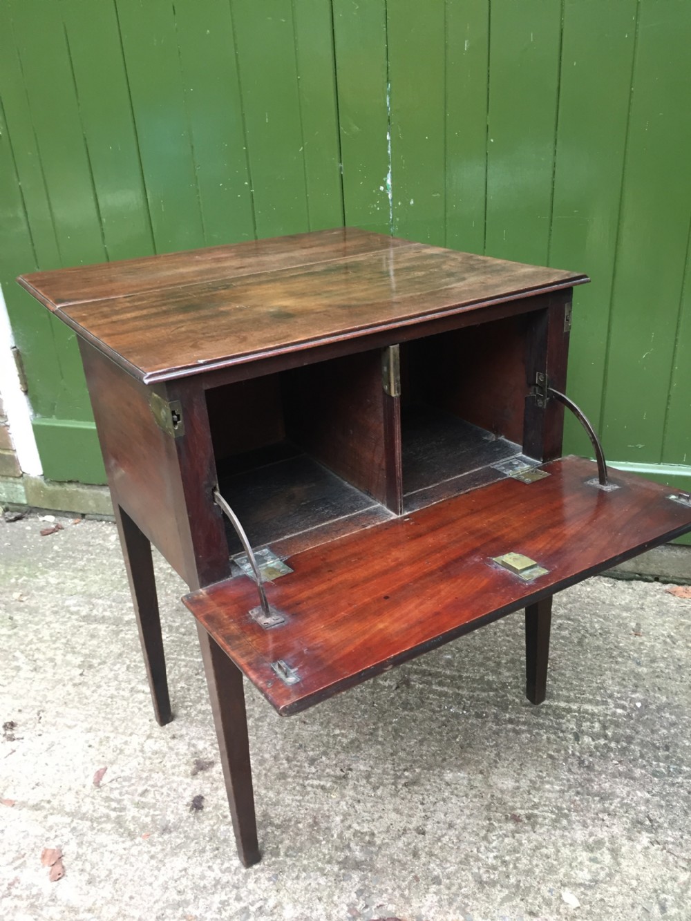 Late C18th George III period mahogany drop-leaf Pembroke 