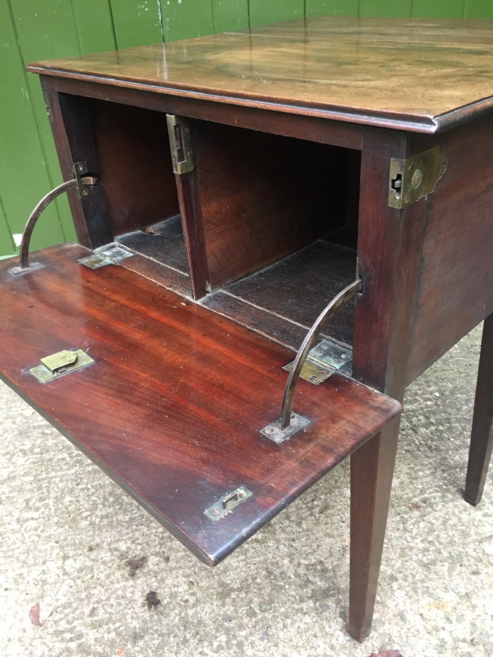 Late C18th George III period mahogany drop-leaf Pembroke 