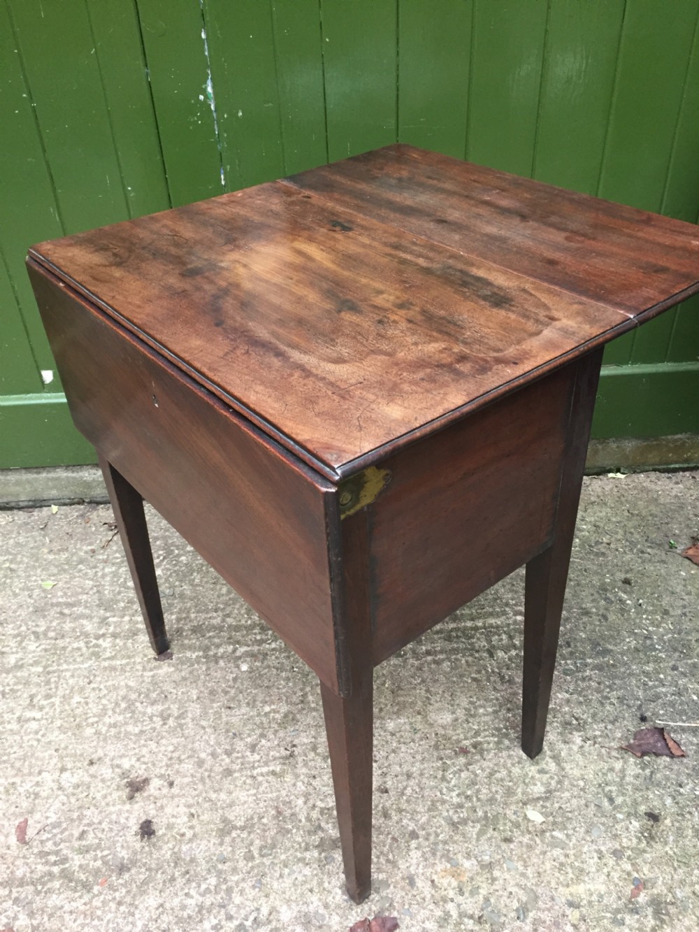 Late C18th George III period mahogany drop-leaf Pembroke 