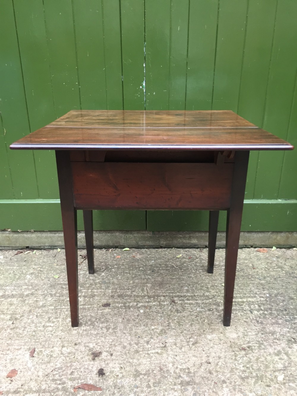 Late C18th George III period mahogany drop-leaf Pembroke 