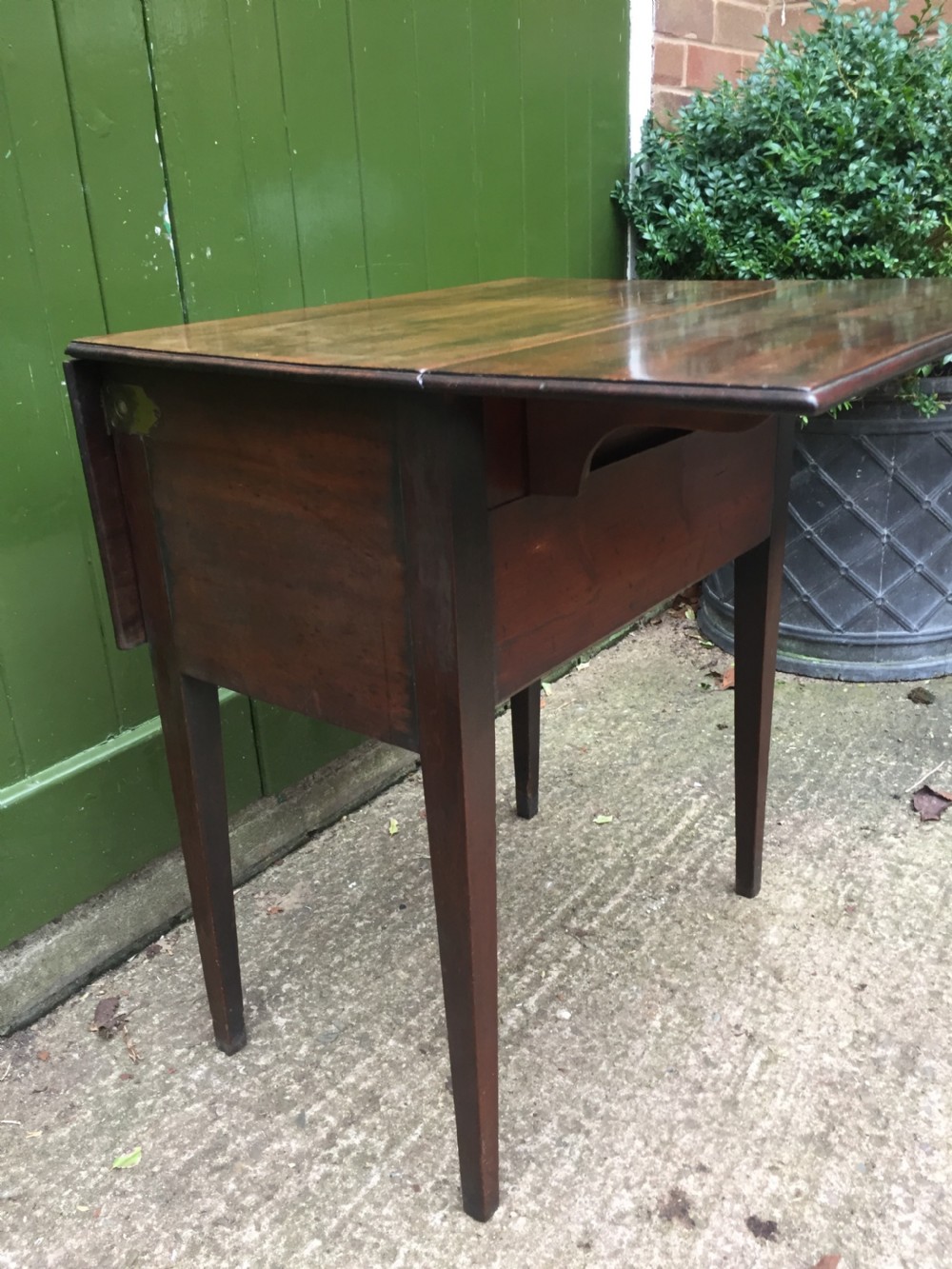 Late C18th George III period mahogany drop-leaf Pembroke 