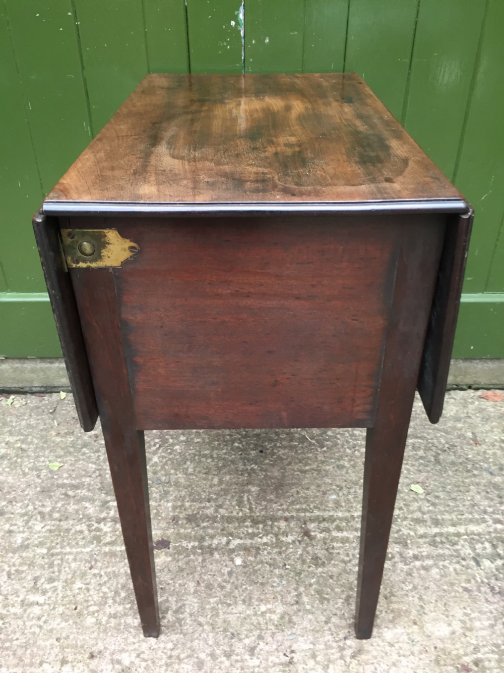 Late C18th George III period mahogany drop-leaf Pembroke 