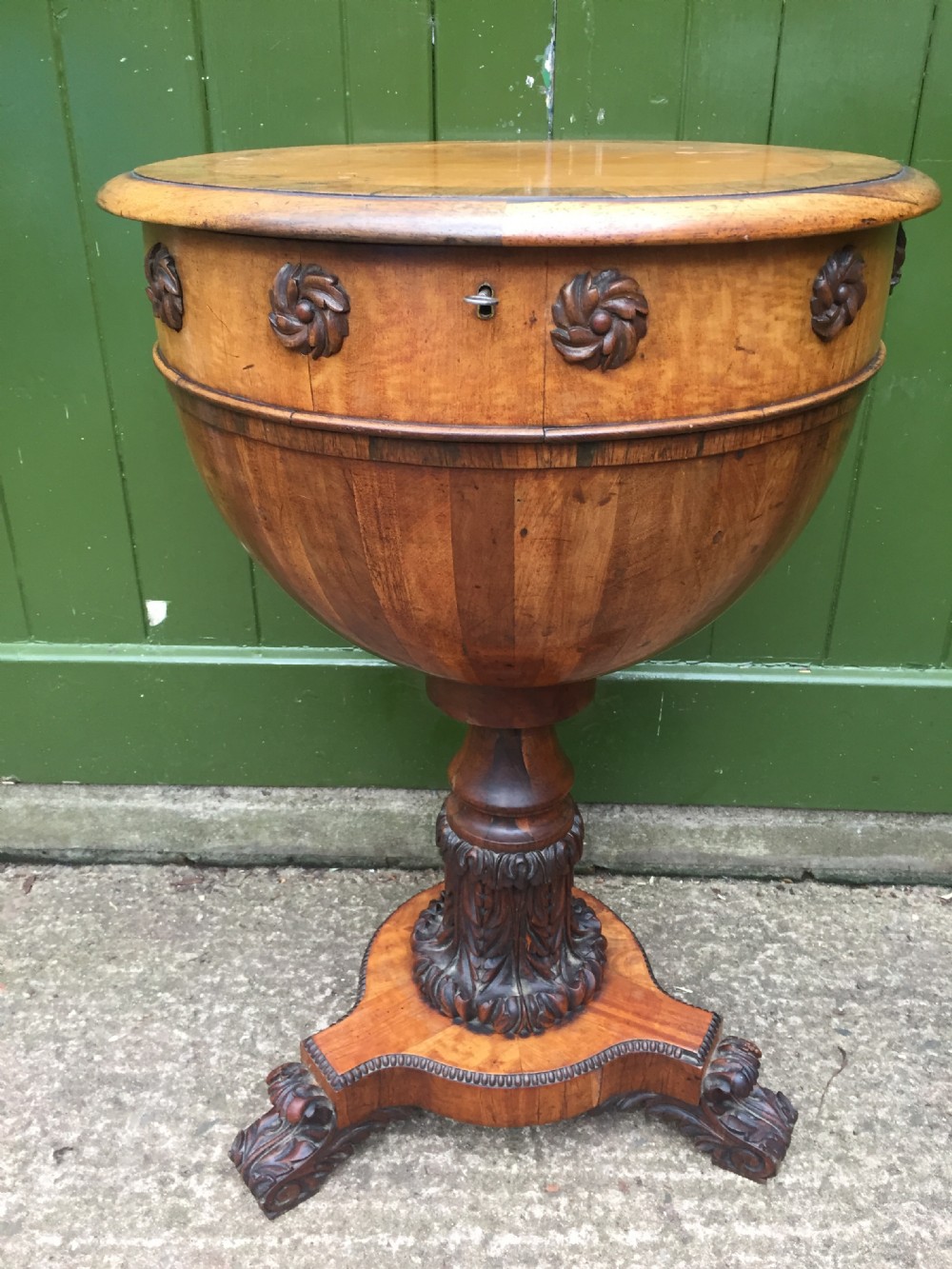 Fine quality early C19th George IV period rosewood and satinwood sewing or work table of unusual form .