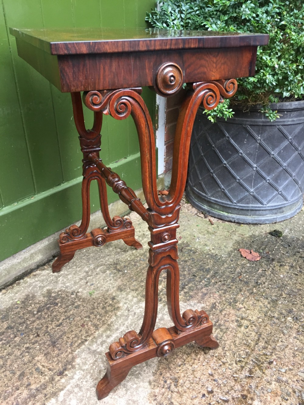 Smart early C19th George IV period rosewood lamp table on a carved base.