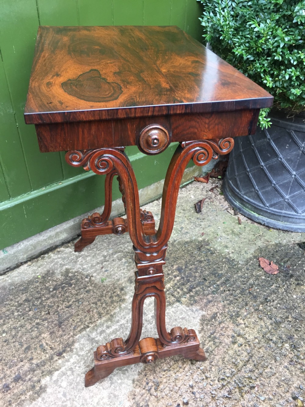 Smart early C19th George IV period rosewood lamp table on a carved base. View II
