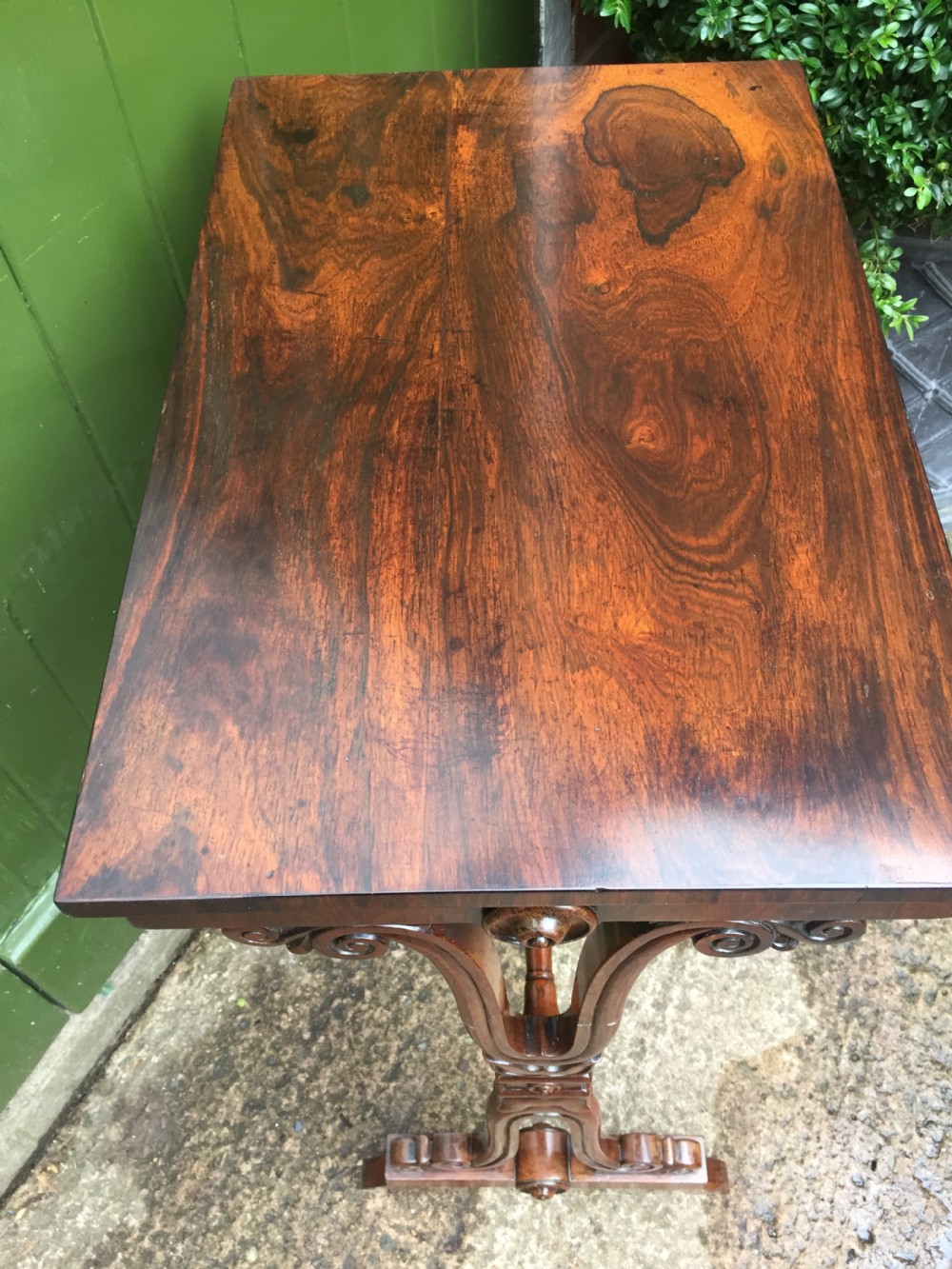 Smart early C19th George IV period rosewood lamp table on a carved base. View X