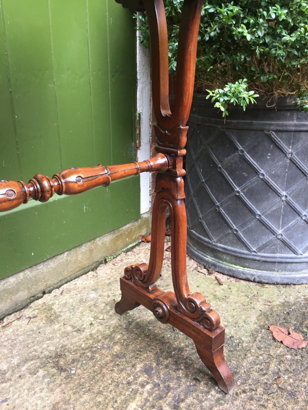 Smart early C19th George IV period rosewood lamp table on a carved base. View XIII