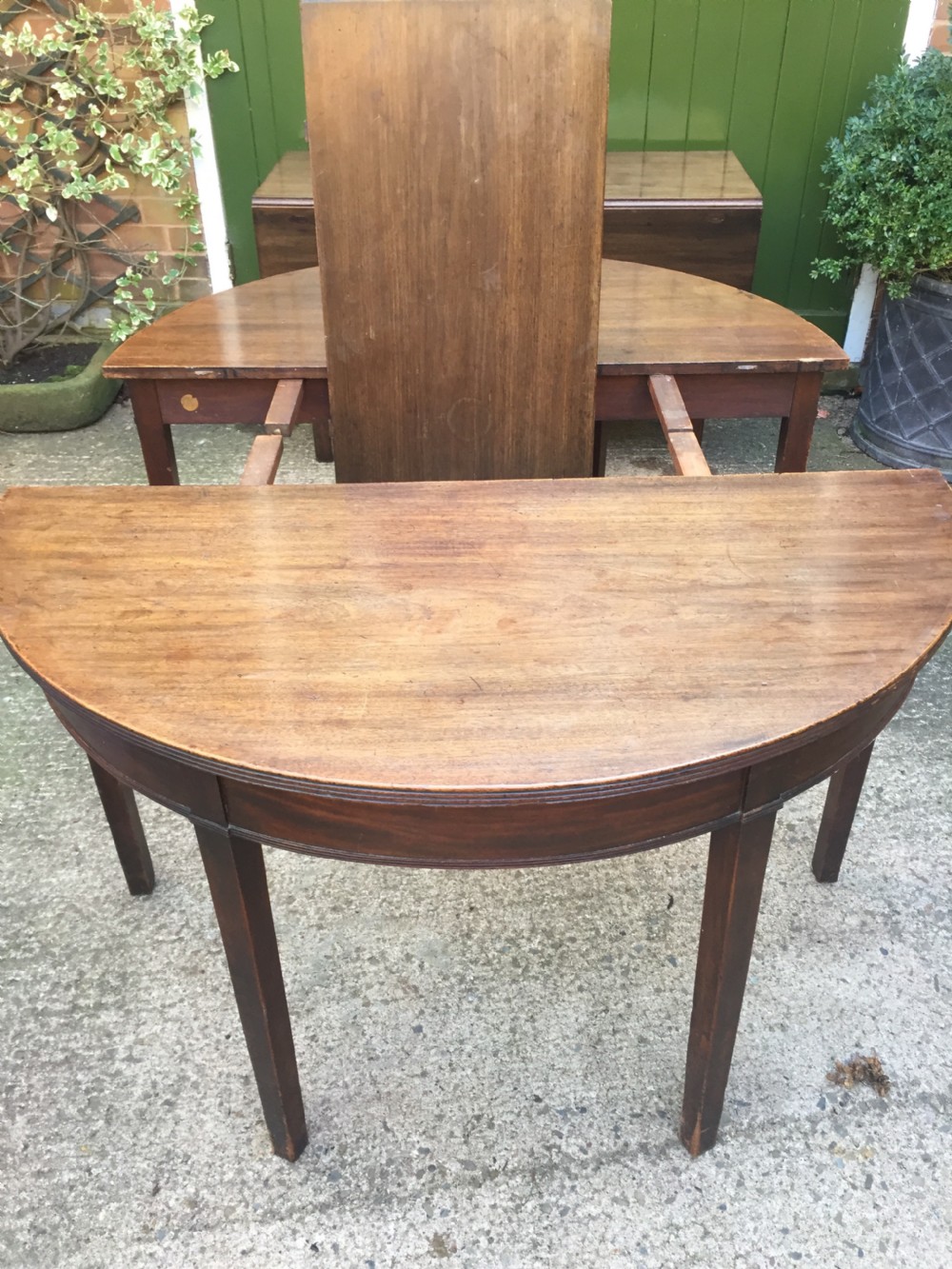 Highly versatile C18th George III period mahogany D-ended dining table with various configuration options in 'as found' country-house condition. View XVI