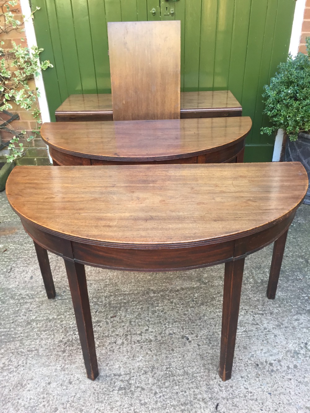 Highly versatile C18th George III period mahogany D-ended dining table with various configuration options in 'as found' country-house condition. View XXV