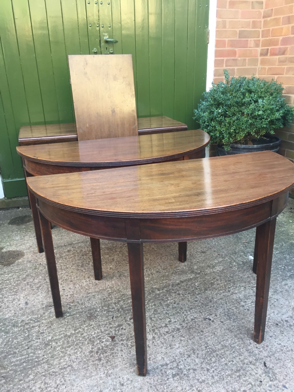 Highly versatile C18th George III period mahogany D-ended dining table with various configuration options in 'as found' country-house condition. View XXIX